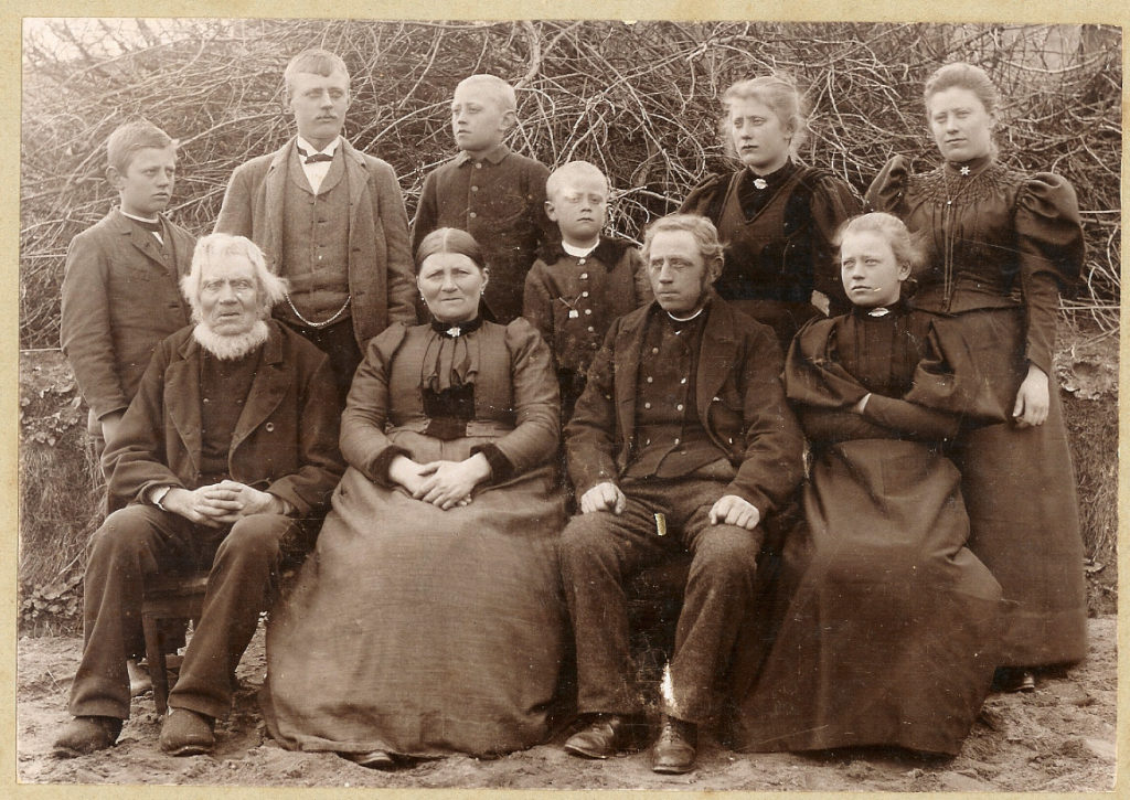 Familie billed fra en konfirmation