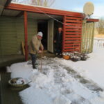 Allan skovler sne